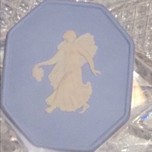 GORGEOUS LITTLE JEWELRY BOX.  RARE COLLECTABLE BLUE WEDGWOOD. ❤️❤️❤️😻😻